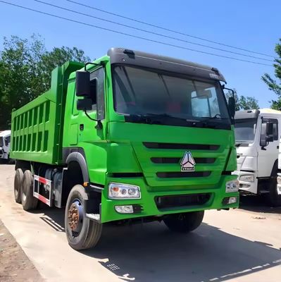 Двухрукий буксир HOWO 6X4 для добычи полезных ископаемых в Россию Ручное окно и грузовой бак 5.3-6.2М