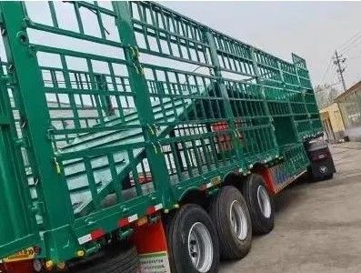 Продажа на заказ 3 оси 20-40тонны высокий забор полуприцеп для животноводческих животных