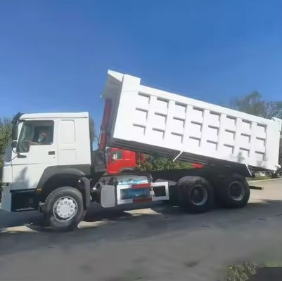 Двухрукий буксир HOWO 6X4 для добычи полезных ископаемых в Россию Ручное окно и грузовой бак 5.3-6.2М